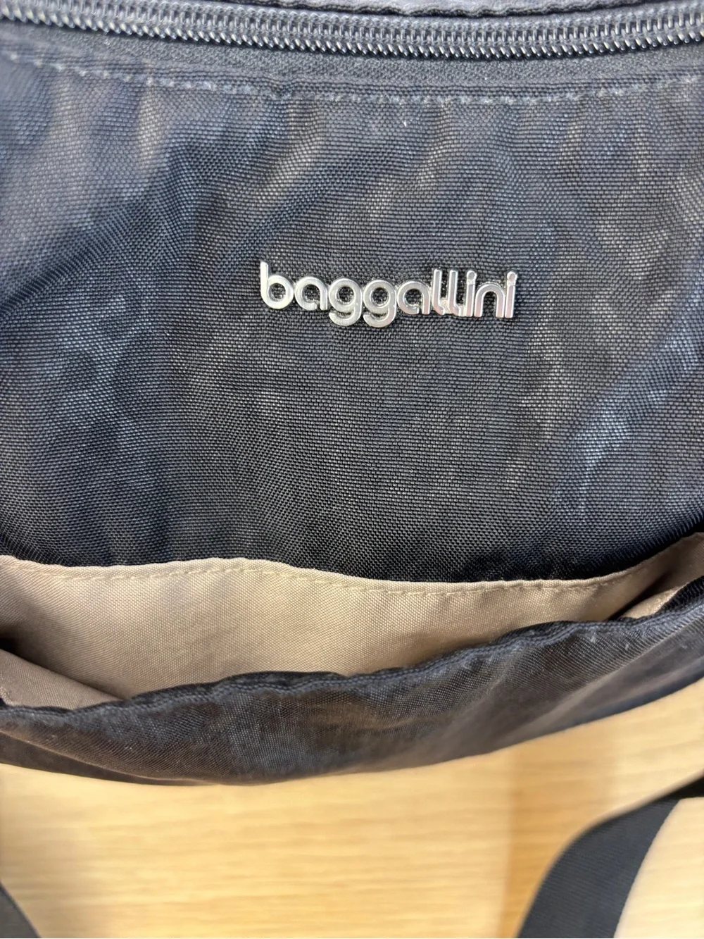 Baggallini Black Cheetah Hobo Tote Modern Pocket Half Moon Shoulder Bag‎
